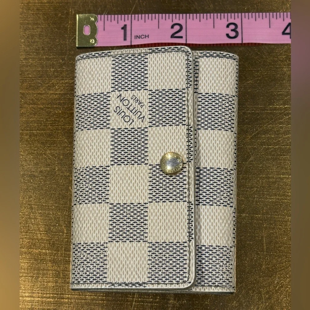 Louis Vuitton Damier Azur canvas 6 Key Holder
CT2106 - Picture 3 of 15